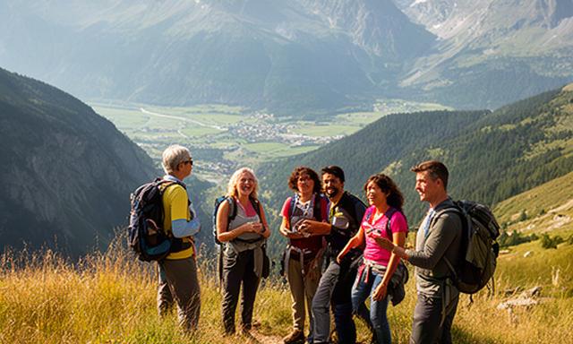 Gruppe auf einer Bergwanderung mit Blick auf das Rhonetal im Wallis